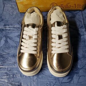 Bella Vita Women s Sneaker, Champagne Leather,‎ 6 Wide